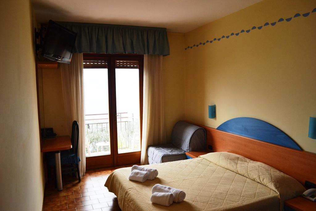 Hotel Smeraldo Бренцоне сул Гарда Екстериор снимка