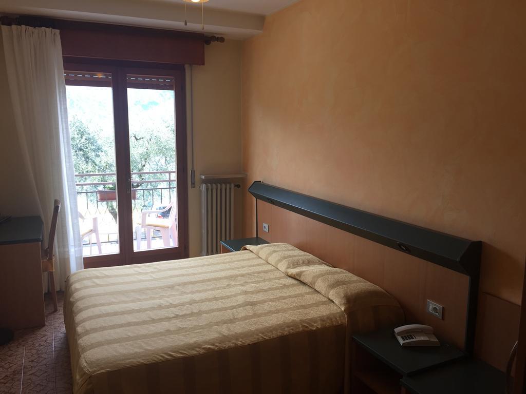 Hotel Smeraldo Бренцоне сул Гарда Екстериор снимка